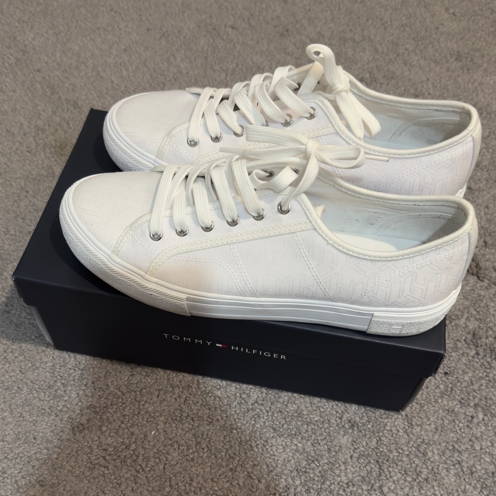 Tommy Hilfiger slip on sneakers